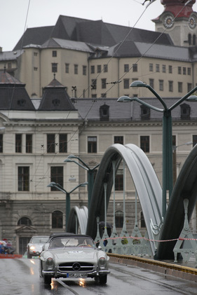 Mercedes Benz 300 SL Roadster (1961) - am Start in der Sportwagenklasse - Gaisbergrennen 2013 - Stadt-Grand-Prix in Salzburg am Donnerstag (1961) Mercedes Benz 300 SL Roadster (1961) - am Start in der Sportwagenklasse - Gaisbergrennen 2013 - Stadt-Grand-Prix in Salzburg am Donnerstag (1961)