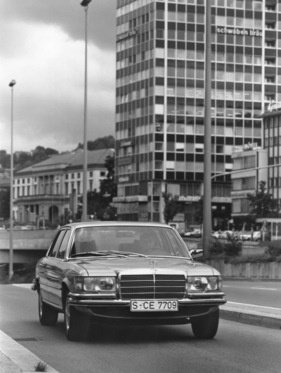Mercedes-Benz 450 SEL 6.9 (1975) - stattliche Unterscheidung, aber kaum als Topmodell zu erkennen, die Scheinwerferreinigungsanlage liefert zumindest einen Hinweis (1975) Mercedes-Benz 450 SEL 6.9 (1975) - stattliche Unterscheidung, aber kaum als Topmodell zu erkennen, die Scheinwerferreinigungsanlage liefert zumindest einen Hinweis (1975)