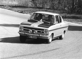 Opel Kadett Rallye (1967) - im Fahrtest der Automobil Revue - In einer Rechtskurve (1967) Opel Kadett Rallye (1967) - im Fahrtest der Automobil Revue - In einer Rechtskurve (1967)