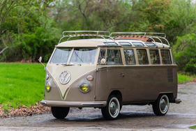 Volkswagen Custom Deluxe 23-Window Bus (1973) als Lot 129 am Bonhams Greenwich Sale 2019